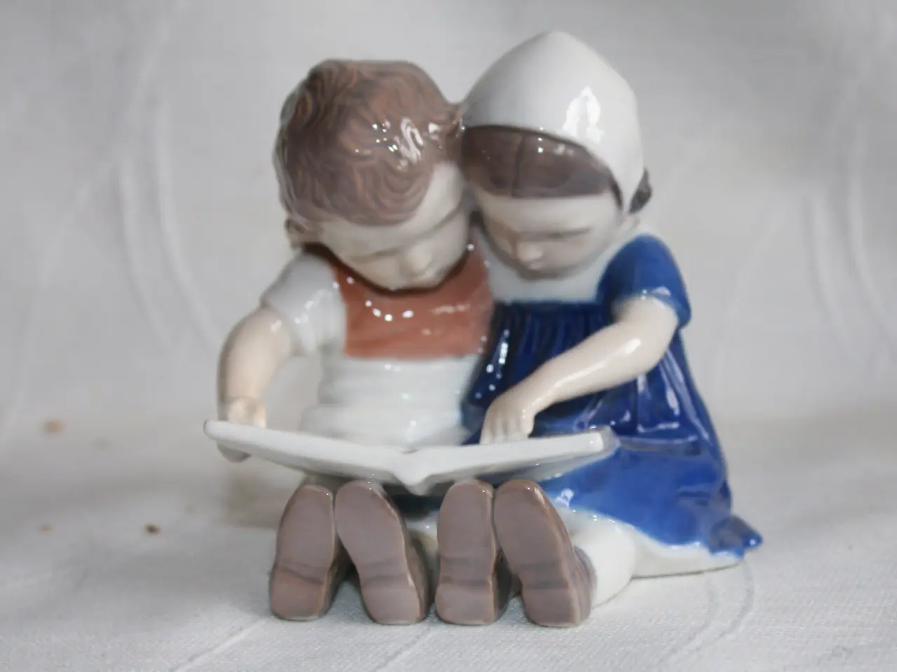 Billede 1 - Læsende børn, figur fra Bing & Grøndahl