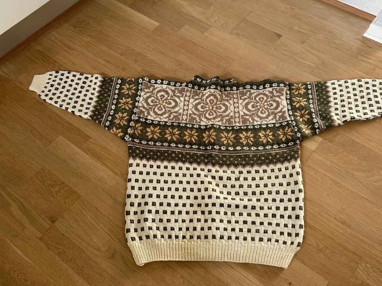 Billede 1 - Ny hjemmestrikket uld sweater