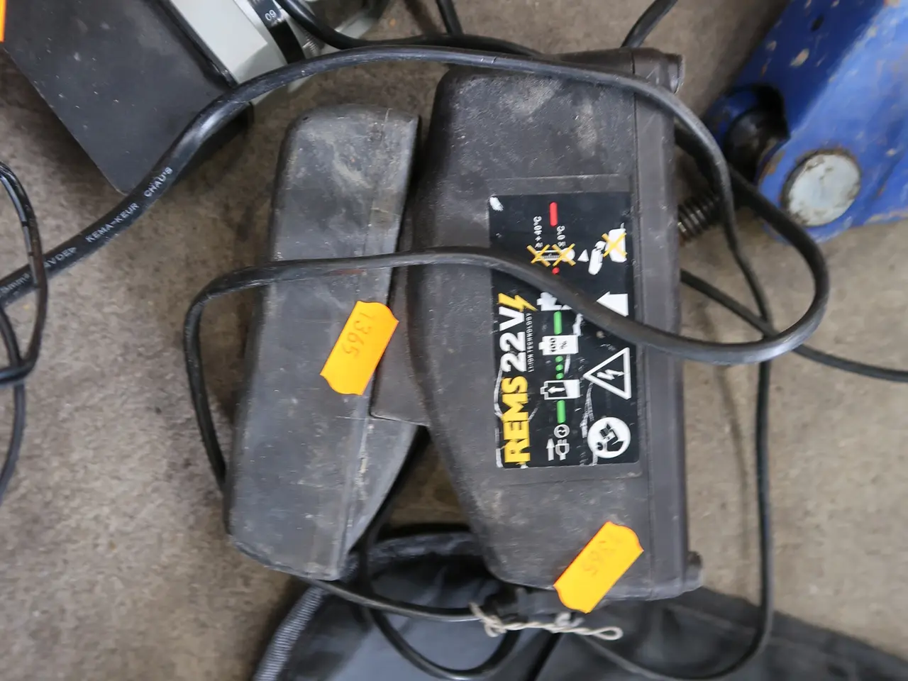 Billede 2 - Batteri og lader REMS