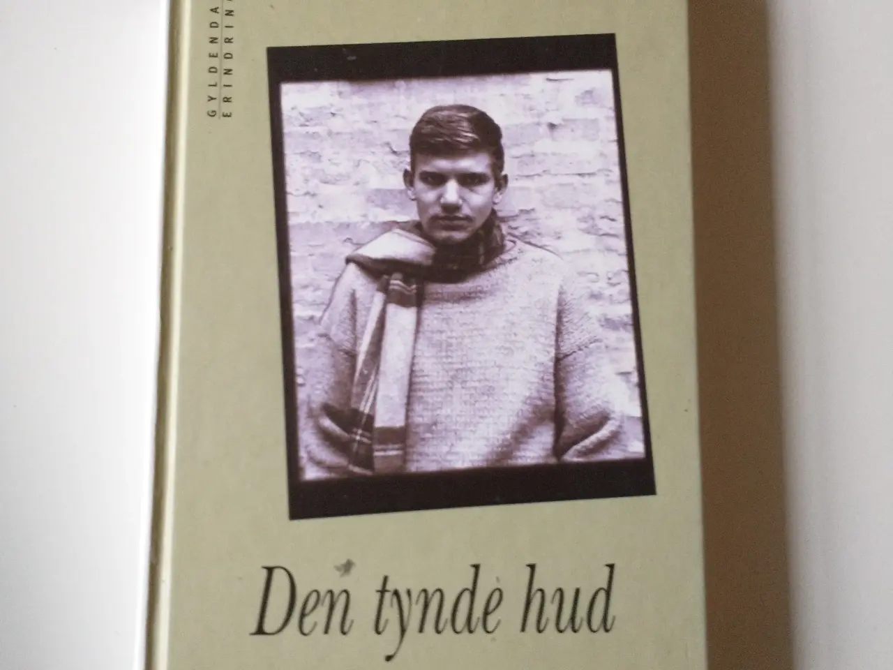 Billede 1 - Den tynde hud - erindringer om en barndom og opvæk