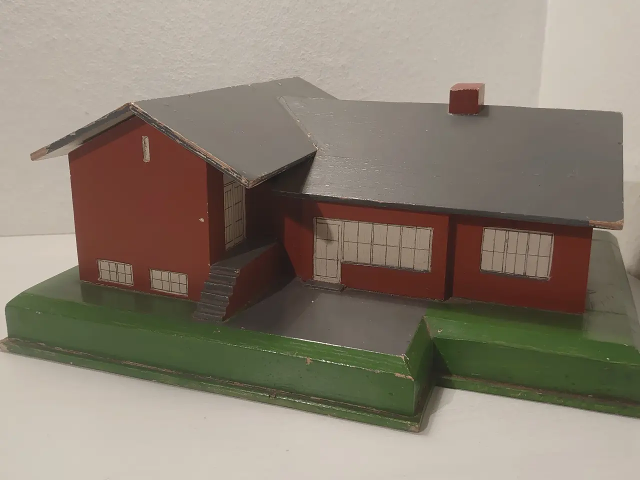Billede 1 - Gammel vinkelvilla i træ med aftageligt tag.4 rum