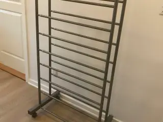 SOLIDT METAL-SKOSTATIV med udtræk.