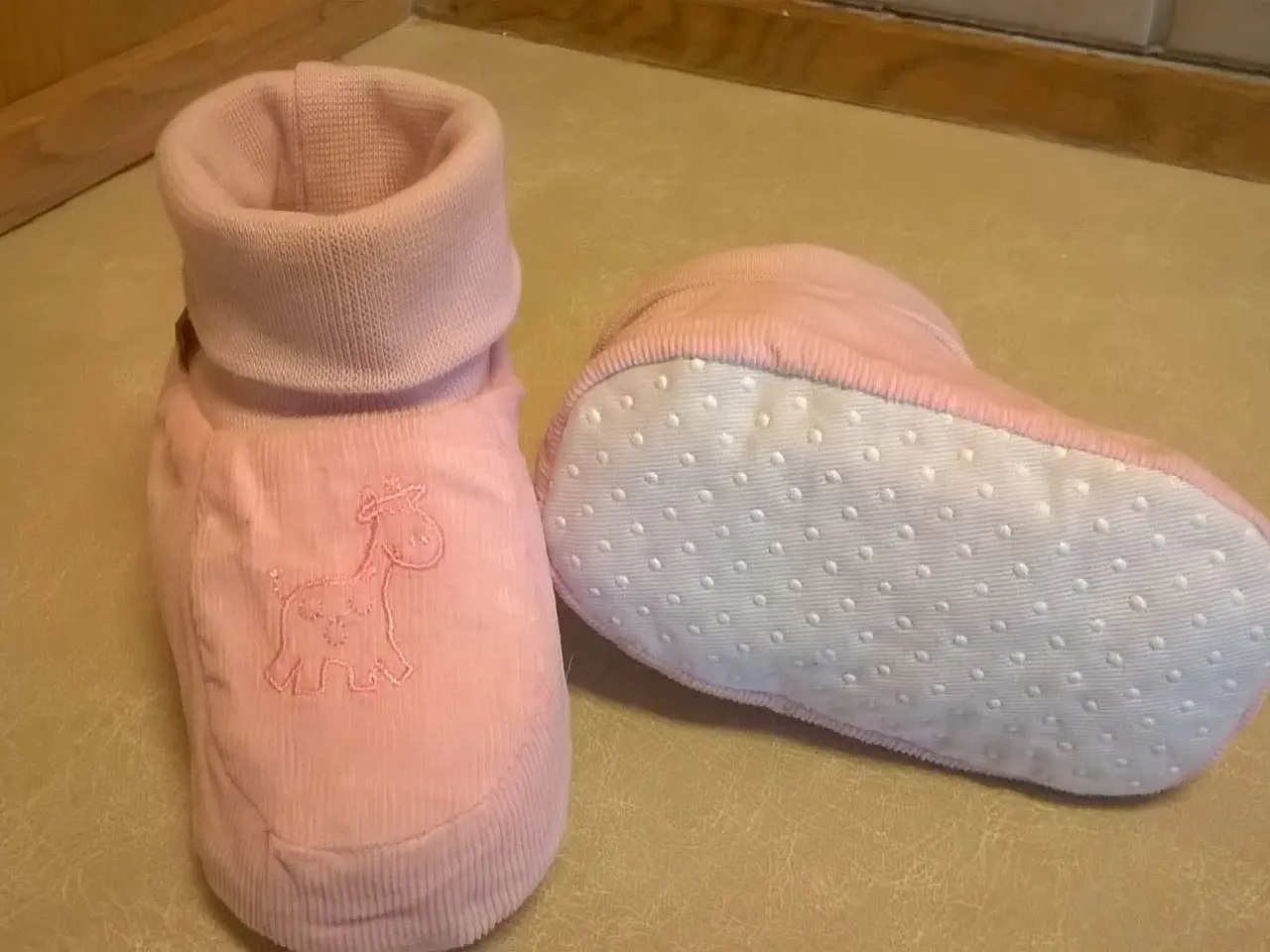 Billede 3 - Lyserøde hjemmesko med broderede giraffe