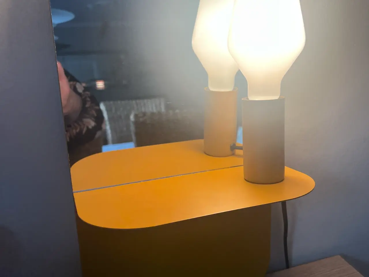 Billede 2 - Retro spejl med flytbar lampe og integreret hylde