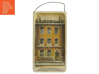 Dekorativ vægplade med Dickens hus (str. 14,5x8 cm)