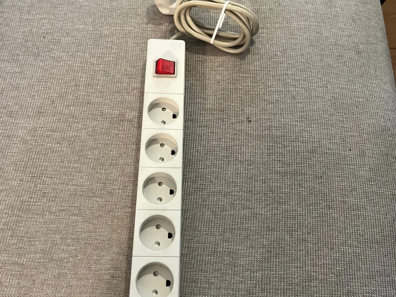 Billede 1 - Grå stikdåse med 5 udtag og afbryder