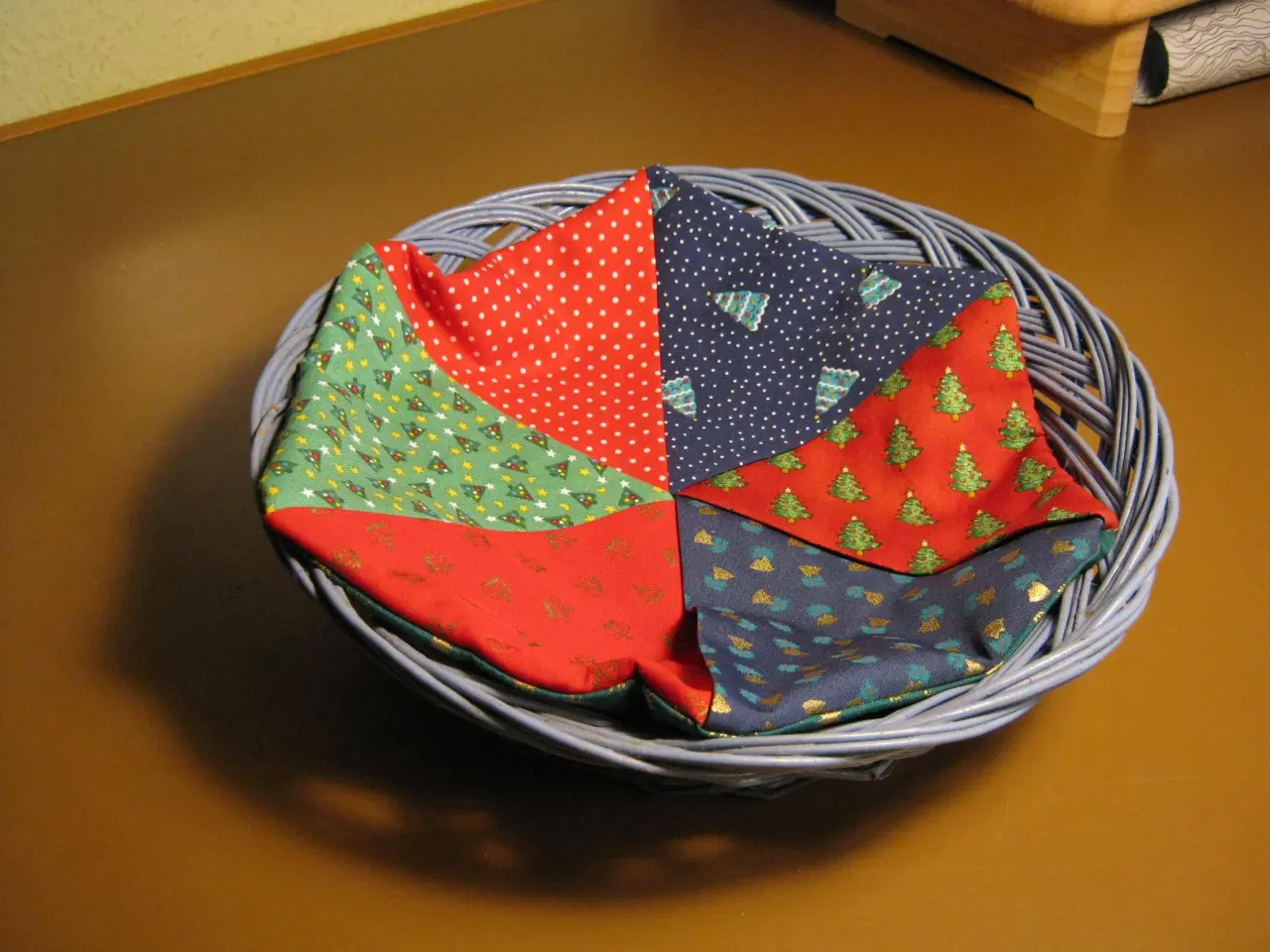 Billede 1 - Brødkurve med patchwork el. grydelapper