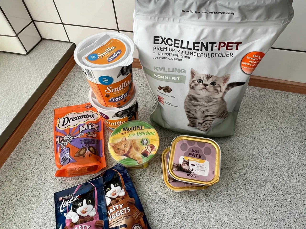 Billede 1 - Pakke med kattemad og snacks