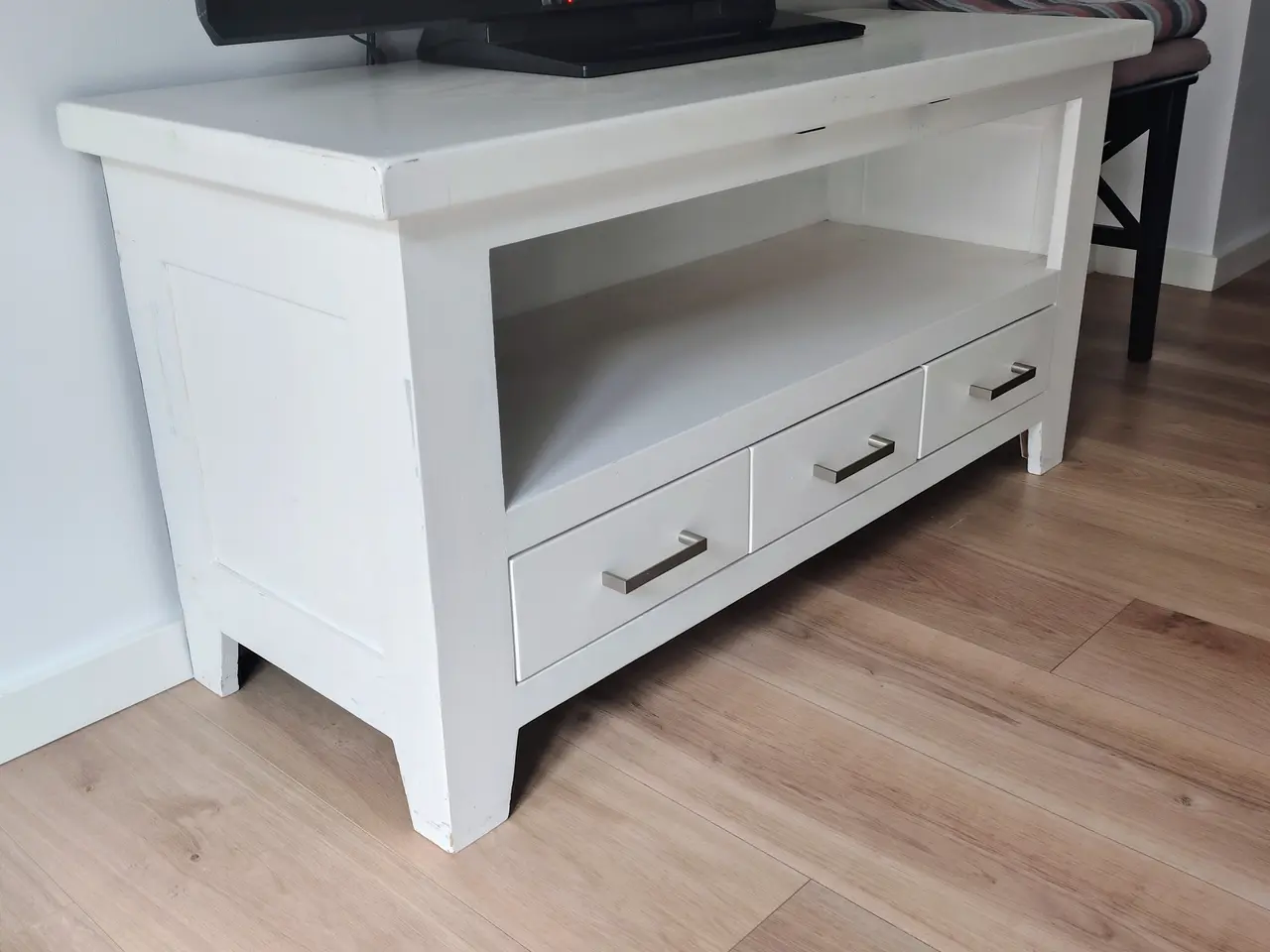 Billede 1 - TV‑bord i hvid træ – 100 kr