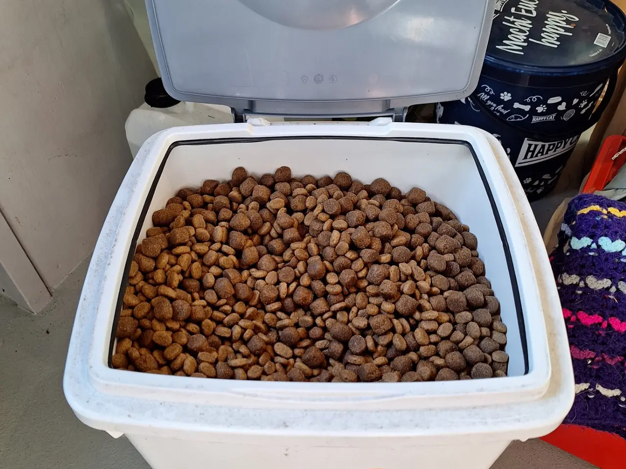 Billede 1 - Fyldt spand med hundefoder