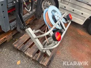 Gasflaskeholder med slangeopruller til redskabsbærer med gasslange og belysning