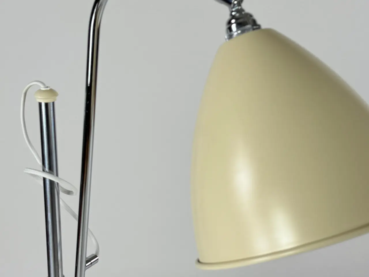 Billede 7 - GUBI Bestlite BL3 Gulvlampe – Hvid/Krom Ø21 cm