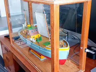 Gammel model fiskekutter i montre