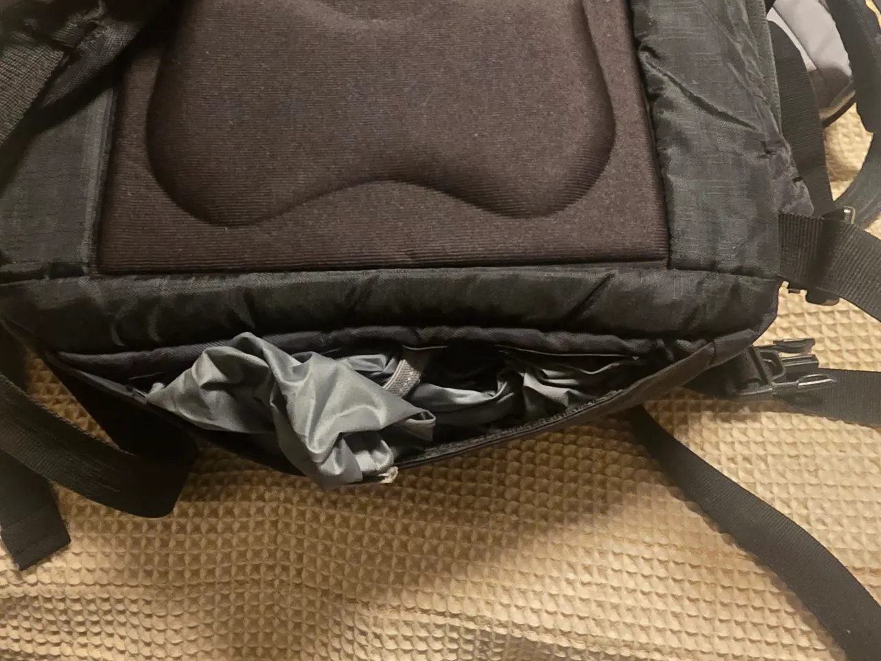 Billede 10 -  Sort Packsafe rygsæk