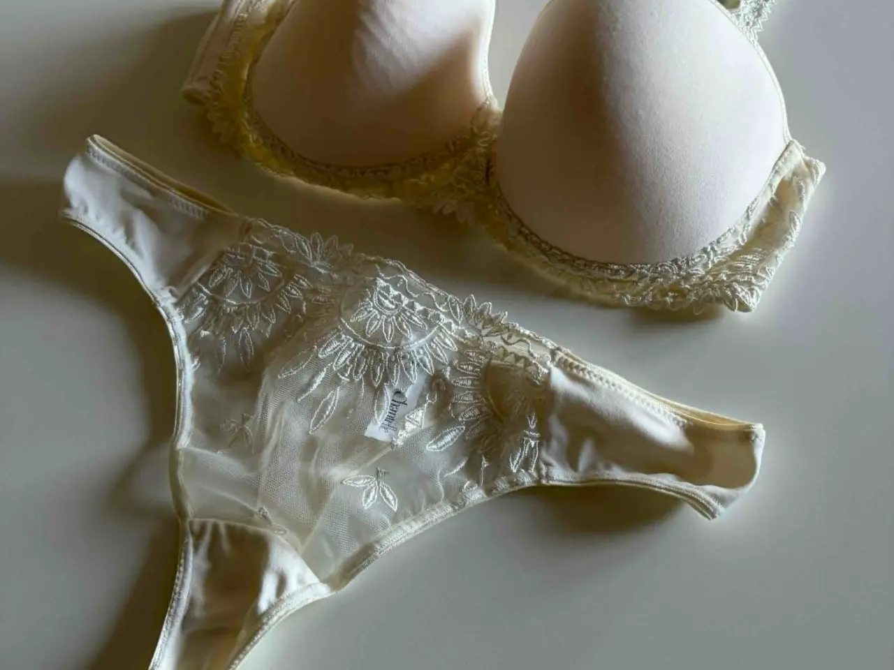 Billede 3 - Chantelle bh og string trusse, str. 75C / L