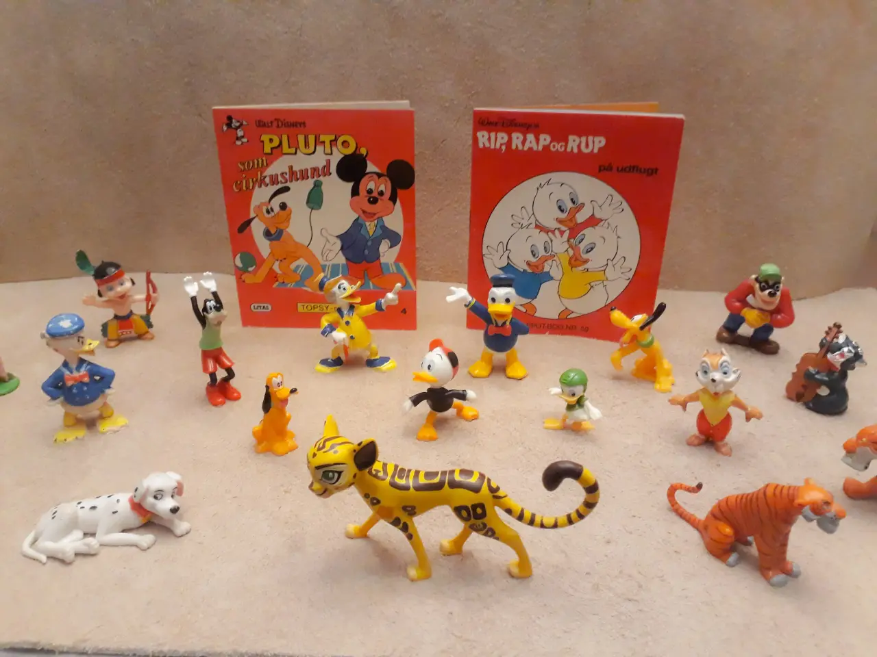 Billede 2 - 18 Disney Figurer, 2 Disneys Bøger