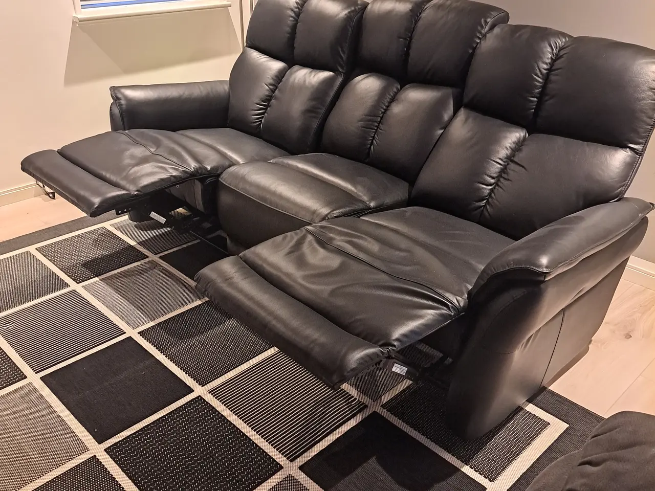 Billede 6 - Sort læder sofa med indbygget fodskammel.