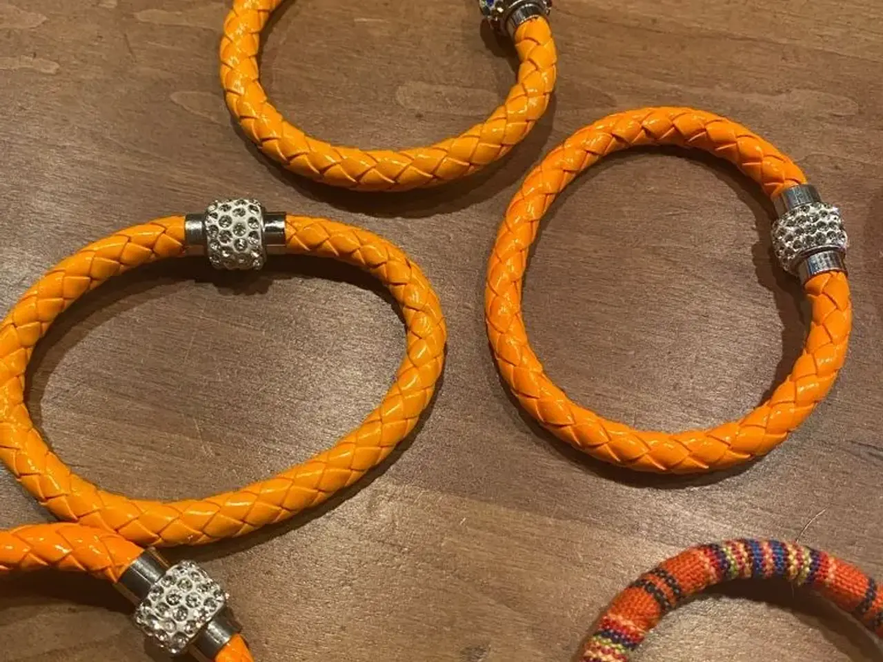 Billede 3 - Flotte orange armbånd
