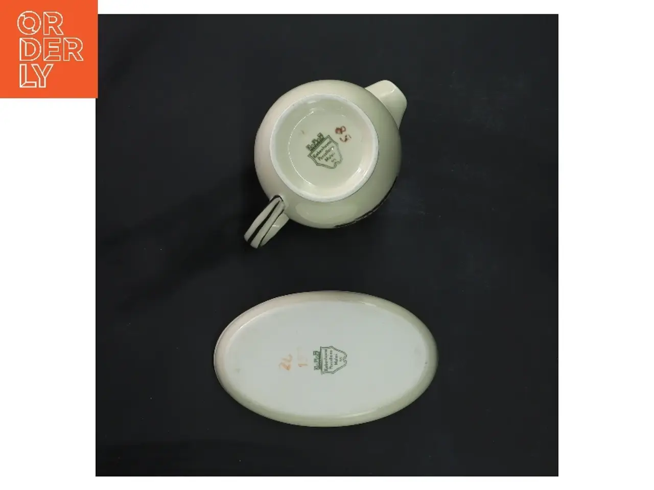 Billede 2 - Flødekande og tallerkener med dyremotiv fra Kjøbenshavn Porcellains Maleri (str. 12x7,5 og 12x7 cm)