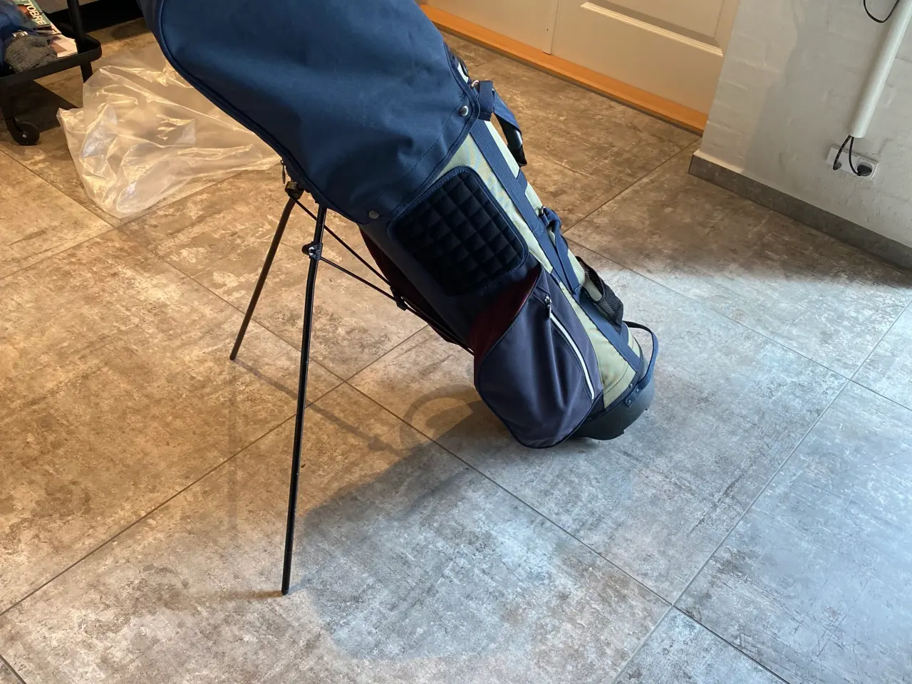 Billede 1 - Golfback med regnslag, tee og bolde m.v.