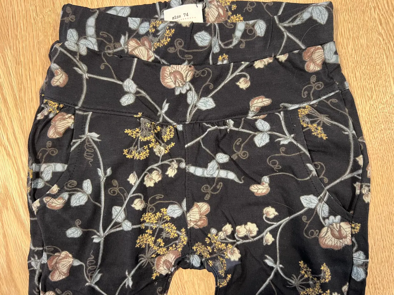 Billede 6 - Nye Marineblå Sommerbukser m/Blomster (Str. 74)