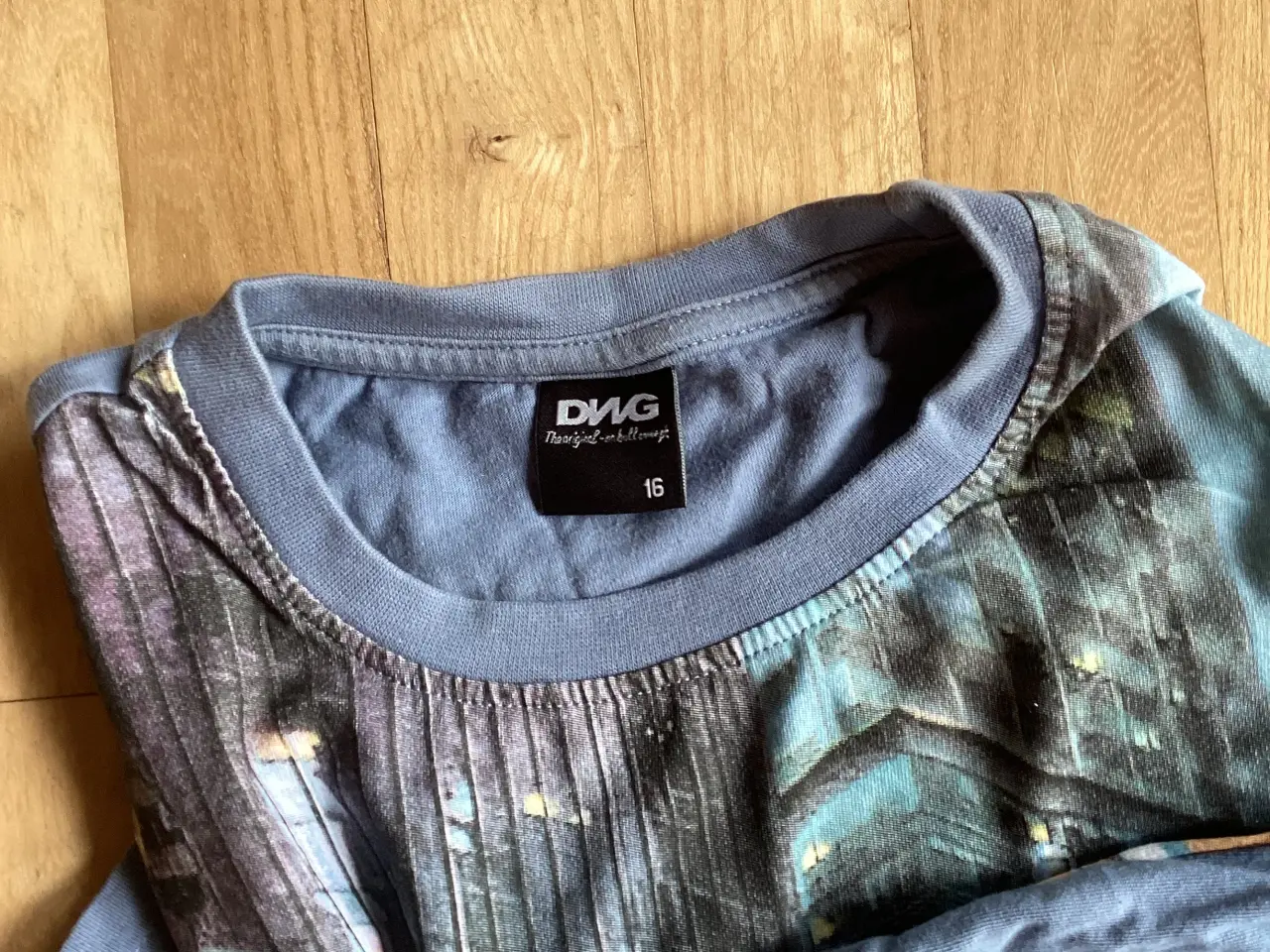 Billede 3 - Støvblå t-shirt med print foran.
