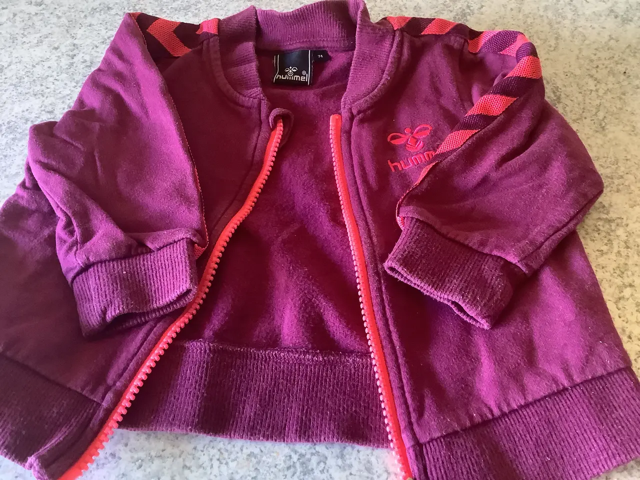Billede 3 - Helt som ny Hummel jakke str. 74 pige