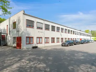 Produktion/lagerlokale til leje med gode faciliteter til rådighed.