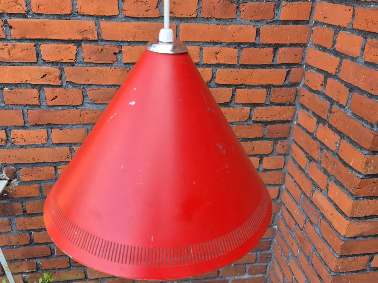 Billede 2 - Vinrøde kuglependel med fine perforeringer 