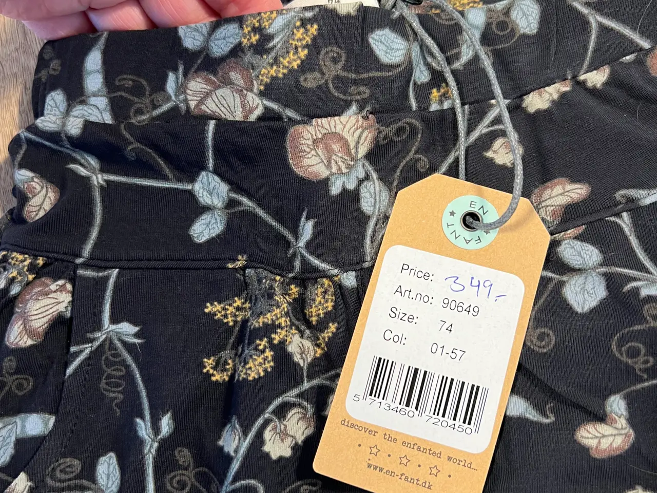 Billede 4 - Nye Marineblå Sommerbukser m/Blomster (Str. 74)