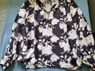 Oversized bluse i sort/creme blomstret fra Hennes
