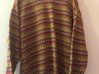 Sweater i strik i varme farver