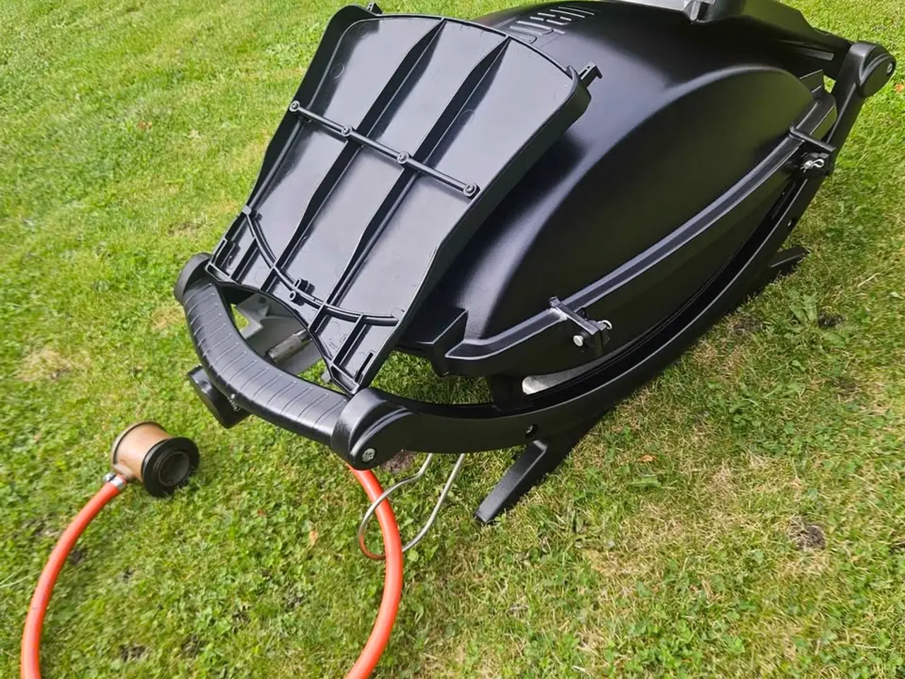 Billede 3 - Weber gasgrillQ200 , ny termometer, med sideborde