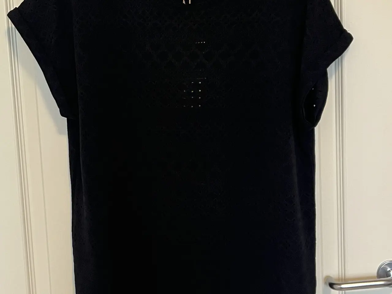 Billede 1 - Sort t-shirt med hulmønster fra Soyaconcept
