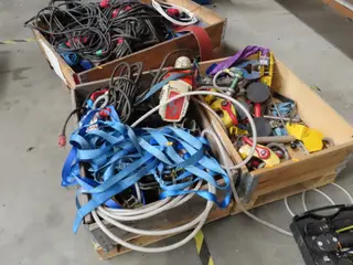 Palle med pladekløer, kædetaljer, løfteudstyr m.m.