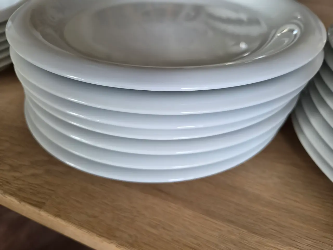Billede 2 - Hvide tallerkner i kønt design