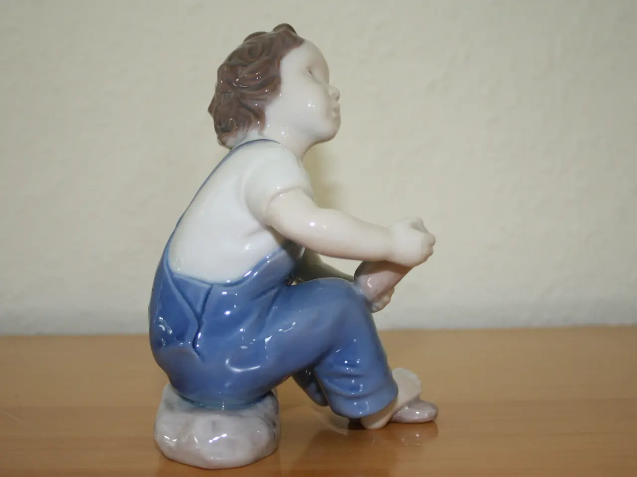 Billede 7 - Siddende dreng med én sko på, figur fra B&G