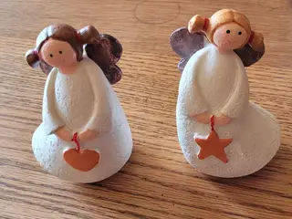 Engle figurer med vinger og rottehaler.