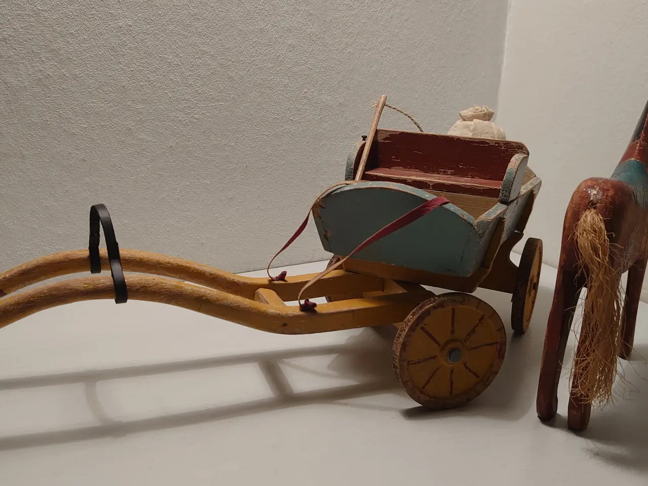 Billede 6 - Fængselslegetøj: Vogn med hest. Ca 1930. L 50cm