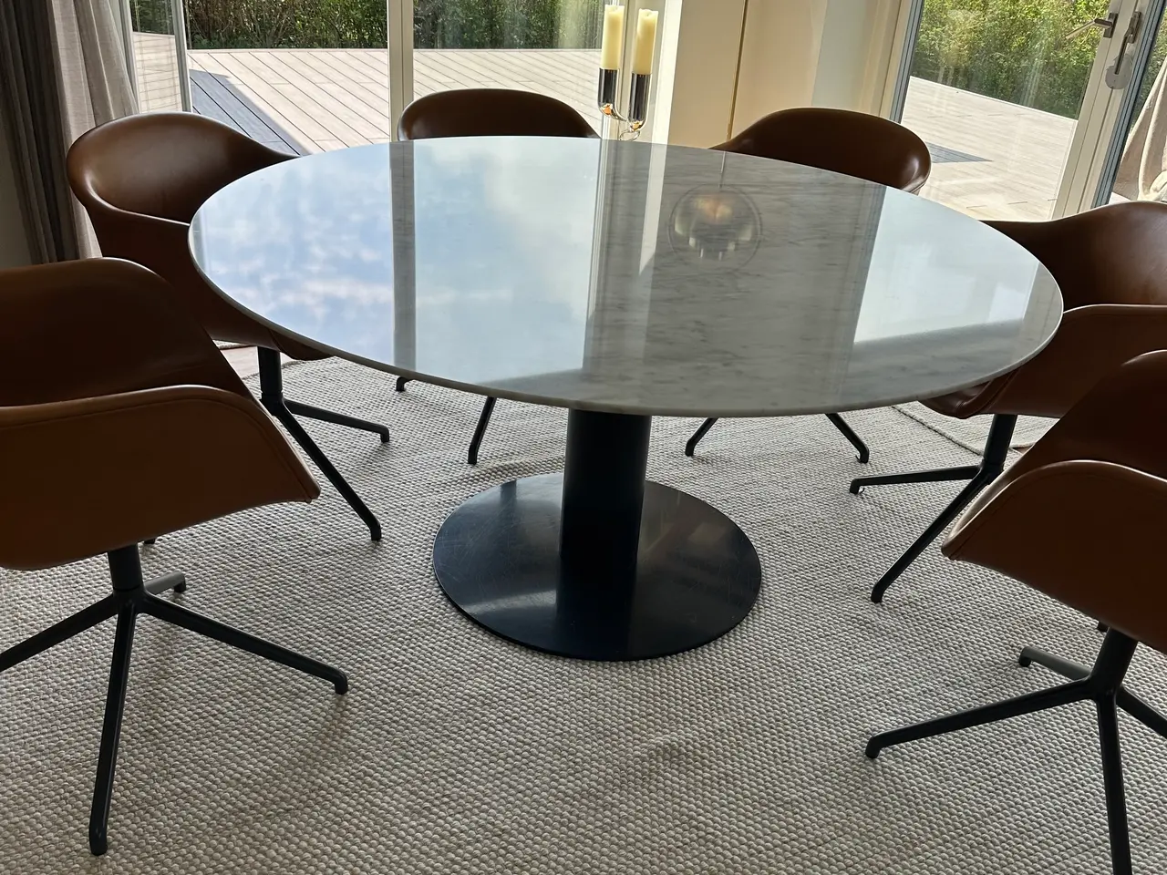 Billede 5 - GUBI 2.0 spisebord,  Ø150 cm – Lys grå marmor – Ny
