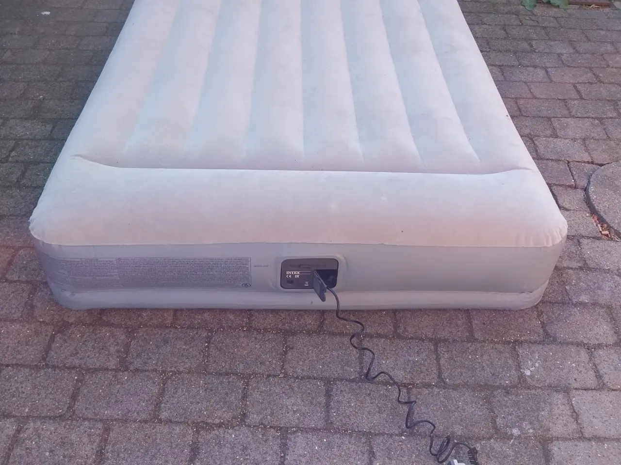 Billede 2 - Intex luftmadras med pumpe