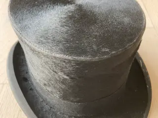 Højhat//Bowlerhat fra 1923 og emblemer