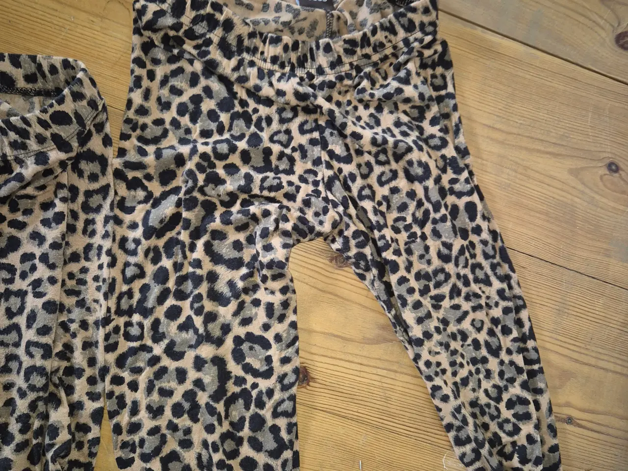 Billede 2 - Leo leggings og shorts - 50 kr