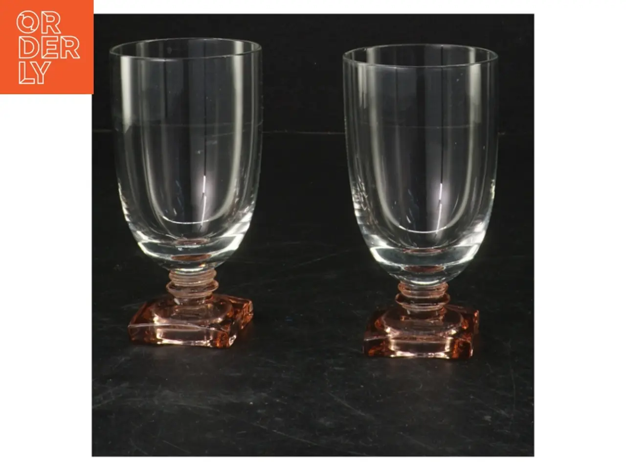 Billede 1 - Glas vaser på firkantet fod (str. 2 styk. ø. 5,5 cm. længde. 10,5 cm)