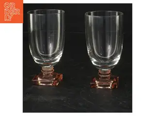 Glas vaser på firkantet fod (str. 2 styk. ø. 5,5 cm. længde. 10,5 cm)