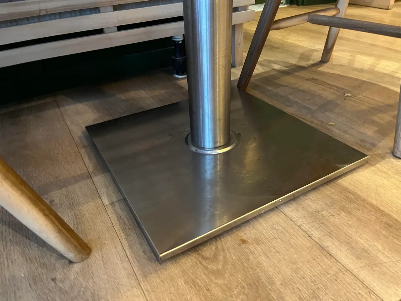 Billede 4 - Cafe bord sæt m. 2 Stk. Stole i træ.