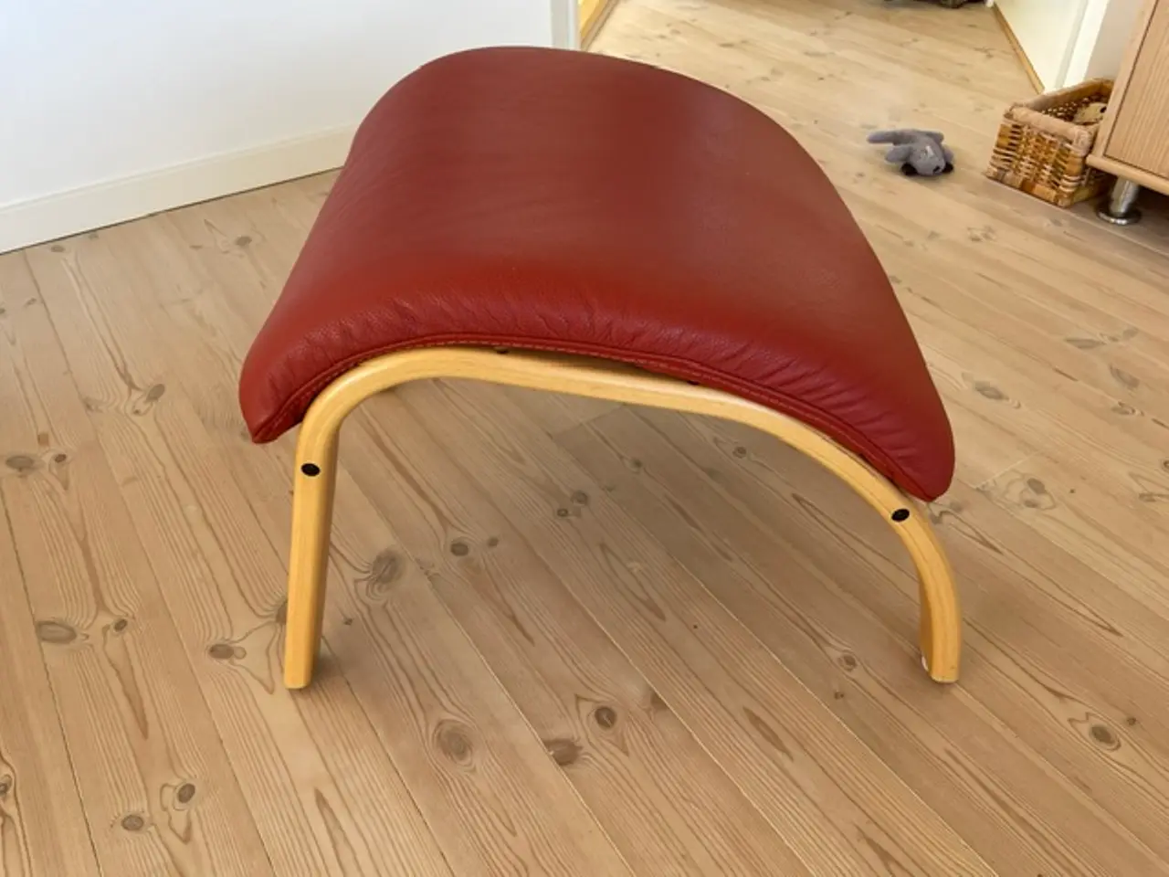 Billede 9 - STOUBY Tremmestol, 2 pers. sofa og fodskammel
