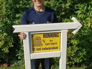 Stor honningskilt med pil.