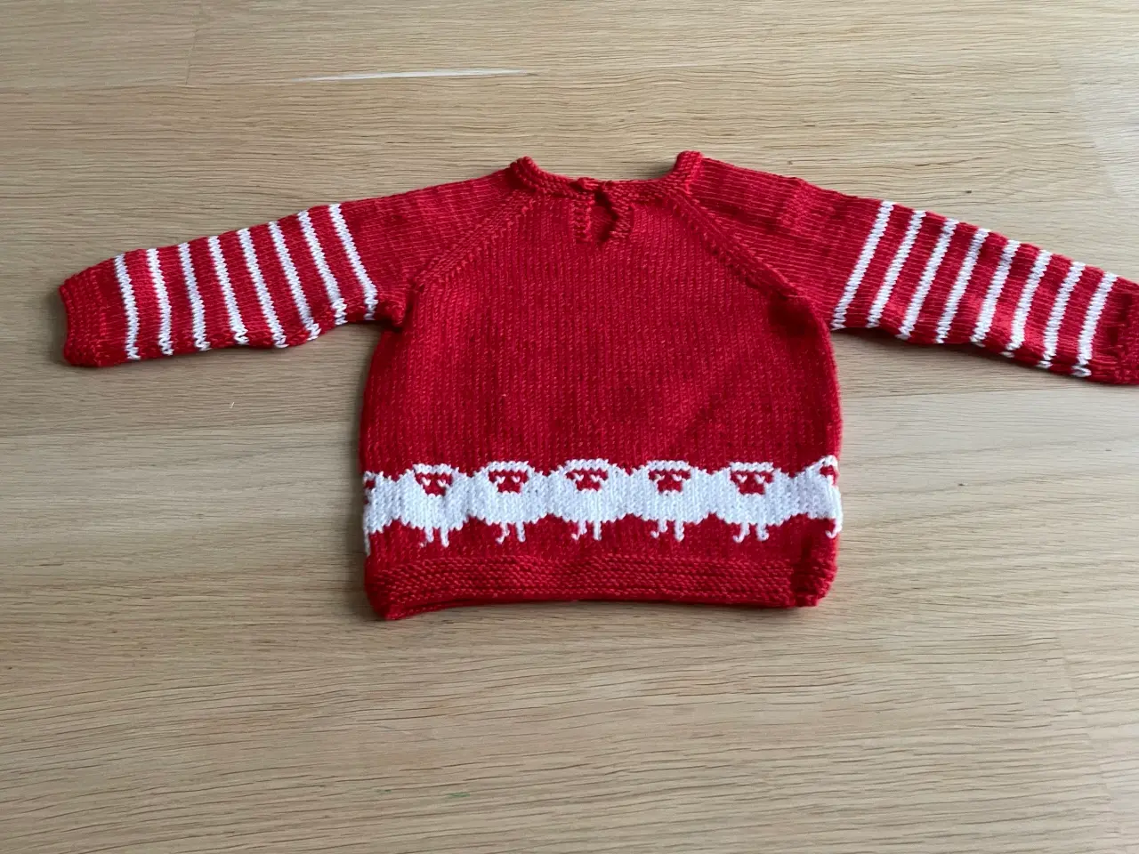 Billede 5 - Sweater med får, ny og ubrugt strik