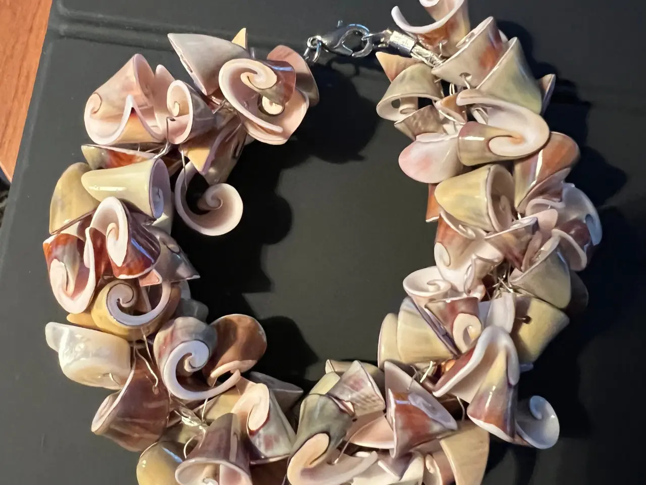 Billede 2 - Smukt armbånd med muslinger